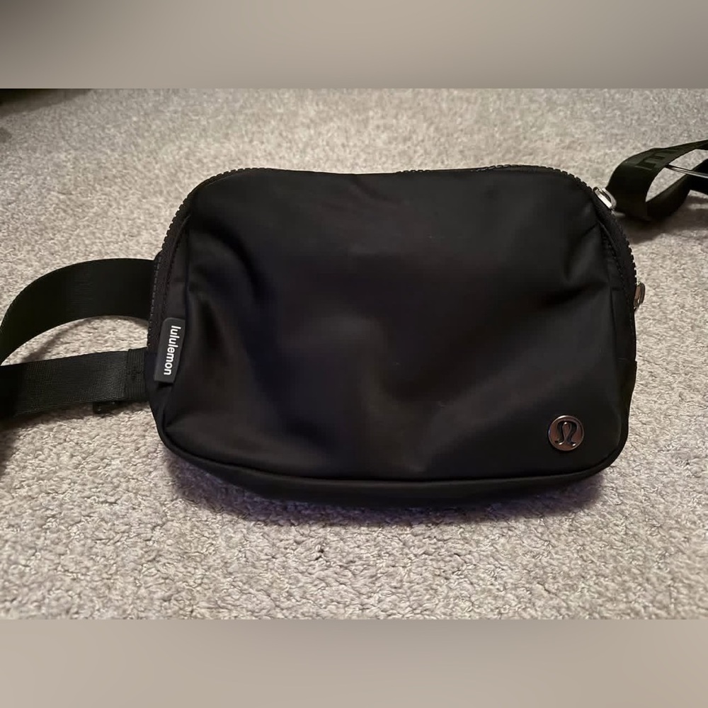 Lululemon Athletica 2L Black Belt Bag